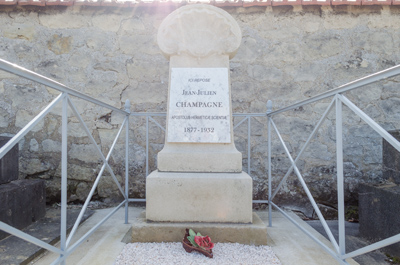 Photographie de la tombe restaurée de Julien Champagne, vue de face de la stelle