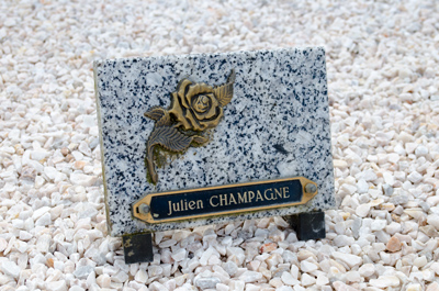 Photographie de la tombe restaurée de Julien Champagne, vue de la plaque commémorative