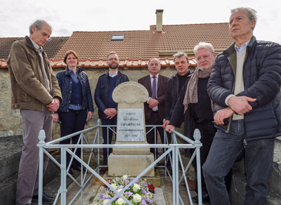 Photo d'une partie des donateurs de la restauration de la tombe de Jean-Julien Champagne réunis le samedi 7 avril 2018, à l'occasion du premier anniversaire de la restauration de la sépulture