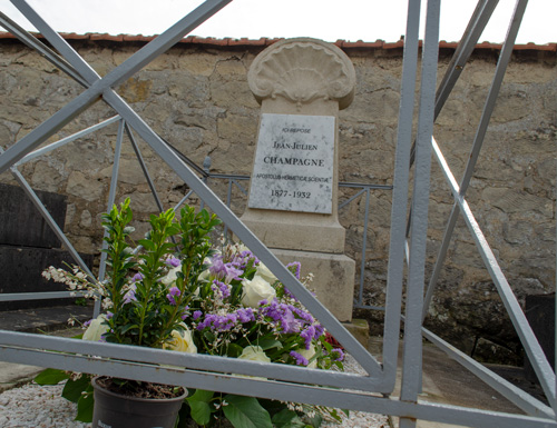Photo de la gerbe ornant la sépulture de Jean-Julien Champagne à l'occasion du premier anniversaire de la restauration de sa tombe