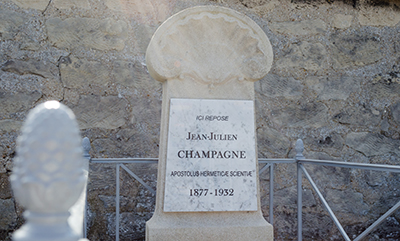 Photographie de la tombe restaurée de Julien Champagne, vue sur la stelle de face